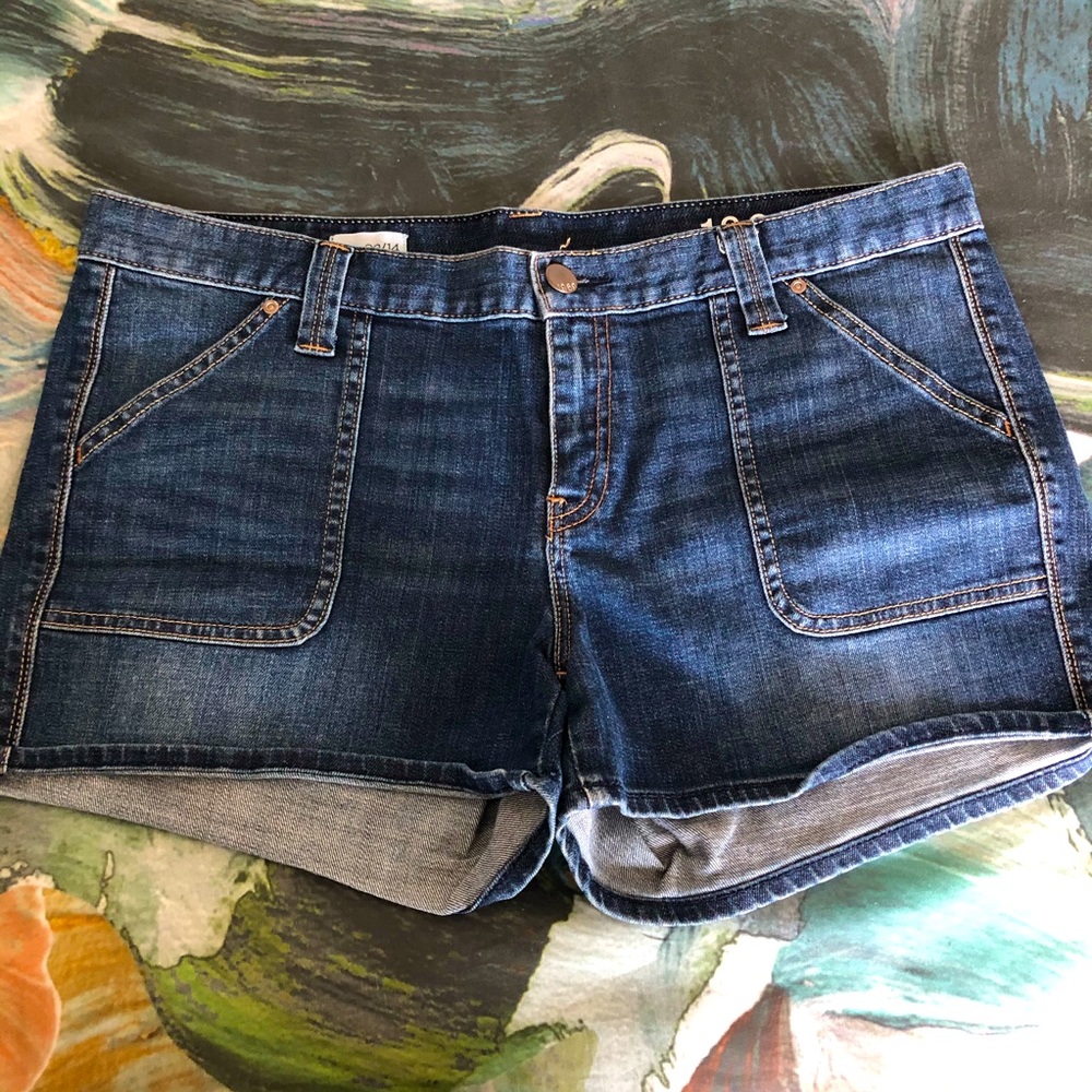 Gap denim shorts with back flap pockets size 32